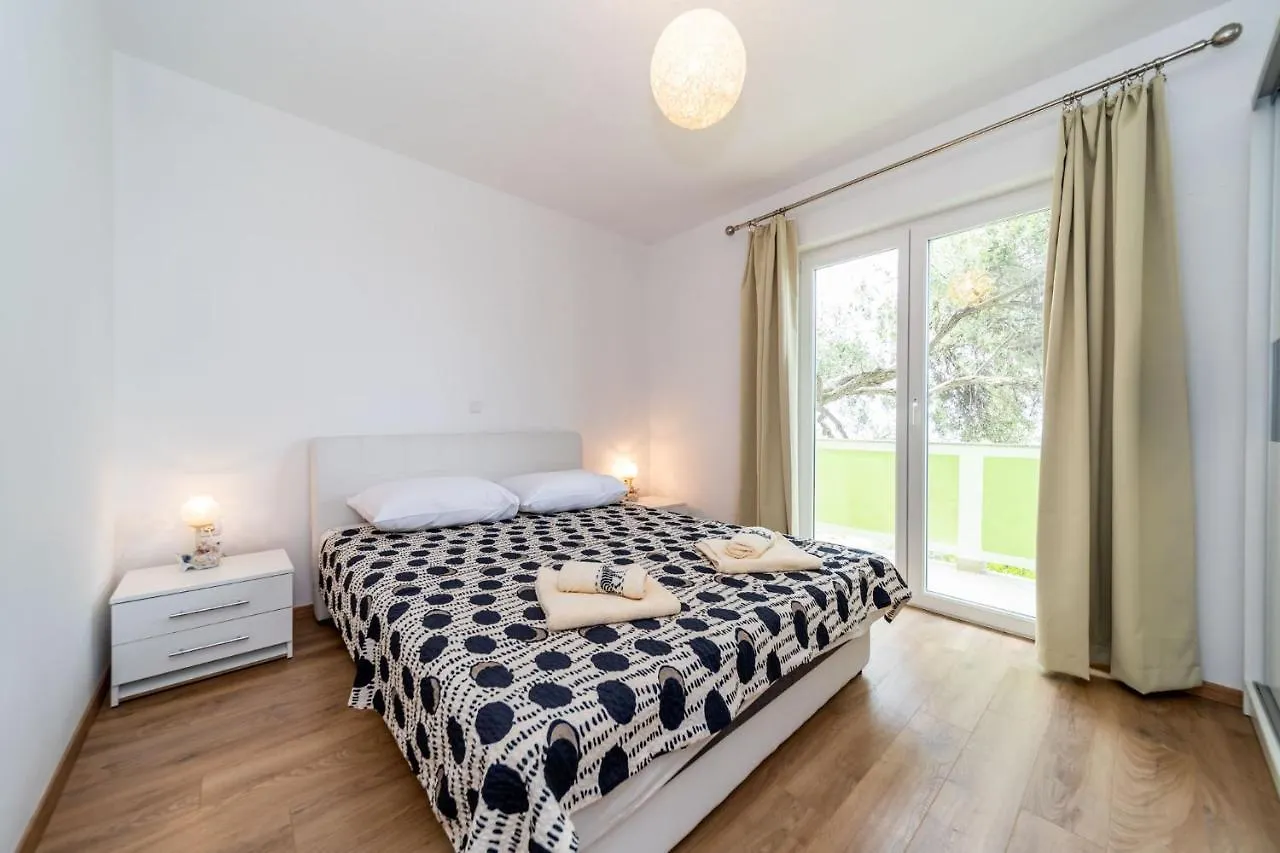 Apartmani Pero Dido Banjol 0*,  Kroatien