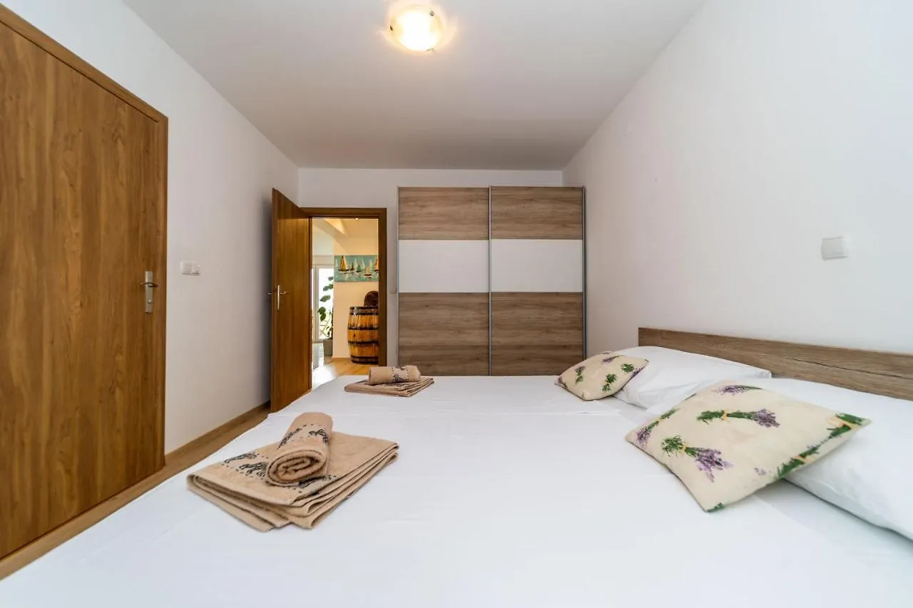 Apartmani Pero Dido Banjol 0*,